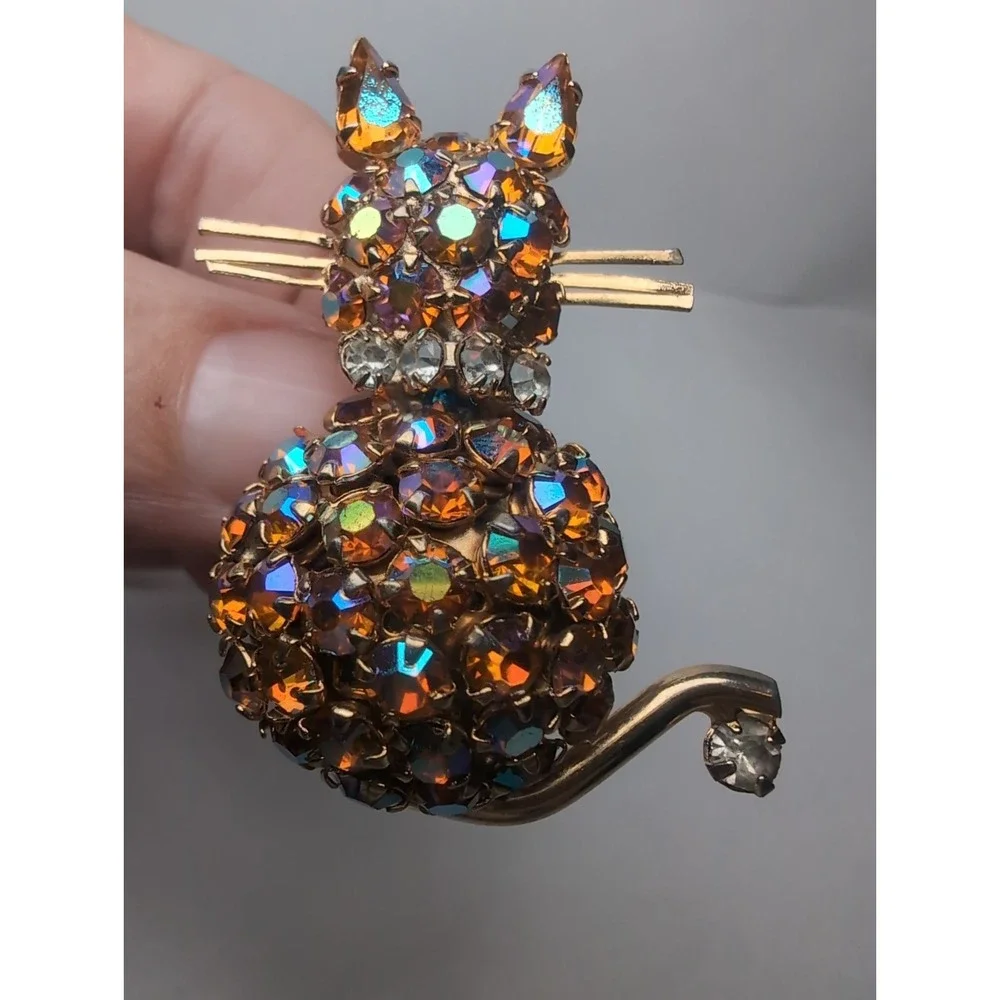 WARNER Cat Brooch Gold Tone Auroras Borealis Rhinestones Vintage Kitty Pin